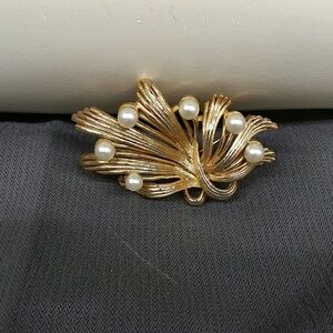Vintage Lisner Brooch